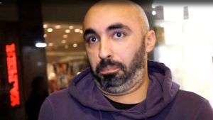 Si rapp-erii s-au manelizat. Cabron si Puya au aruncat cu banii pe lautari la petrecerile unde au fost nasi. Imagini explicite