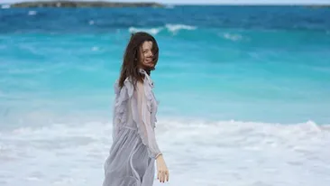 Prezentatoarea de la Antena 1 locuiește într-o casă de milioane de euro, dar merge cu autobuzul!