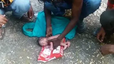 O fetiţă nou-născută a fost abandonată la gunoi de părinţi! Motivul halucinant pentru care au lăsat-o să o mănânce furnicile