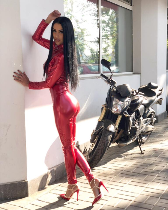 Imagini necenzurate! Daniela Crudu, fotografiată dezbrăcată într-un hotel din stațiunea Saturn