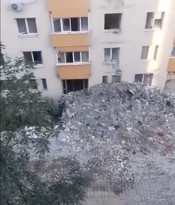 A început demolarea blocului afectat de explozia din Rahova. Primele imagini + planul autorităților