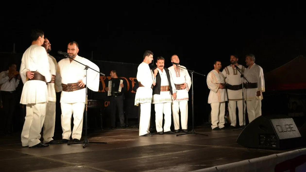 Preotii de la Topoloveni şi-au făcut trupă! Chiar si protopopul canta alaturi de Haiducii Vlădicii