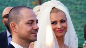 Desi s-a maritat, Lora nu se poate desparti de ele! Ce o sa zica sotul ei cand va afla ce pastreaza in continuare!