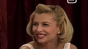 Lora a fost agent comercial! Afla ce produse vindea din usa in usa