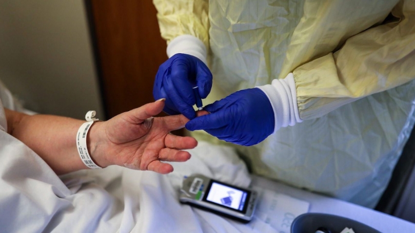 O femeie din România, infectată cu noua tulpină de COVID-19! Nu a trecut granițele țării