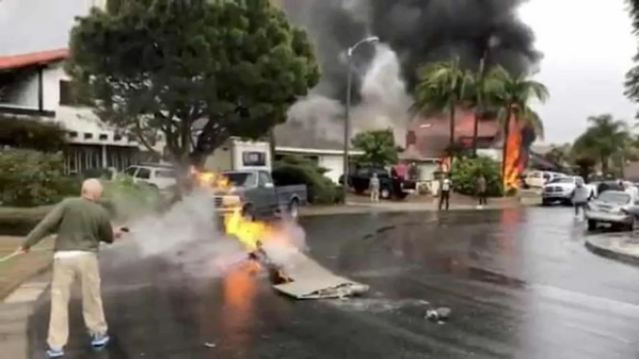 Tragedie la Los Angeles! Un avion s-a prăbușit peste o casă! Au murit 3 oameni din locuință