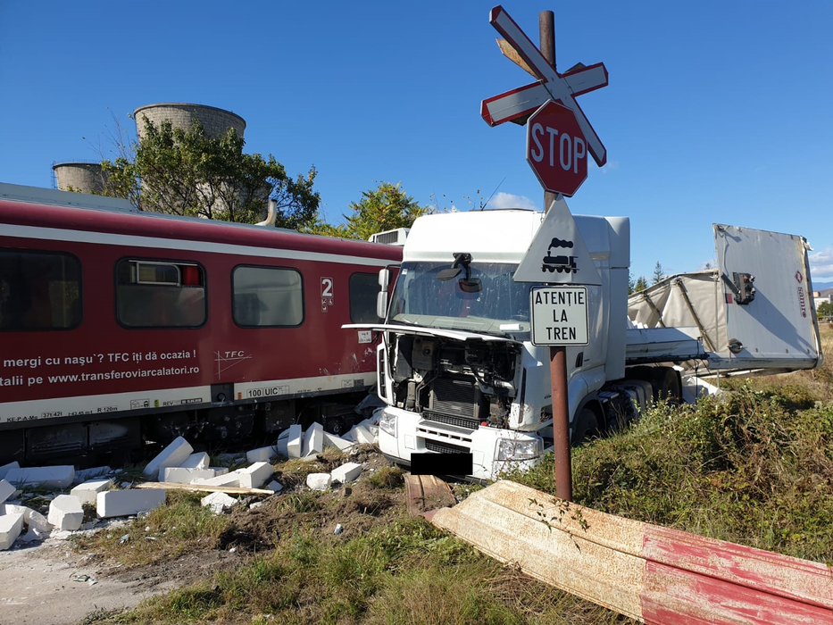 Camionul a fost acroșat de tren, la Doicești, Dâmbovița