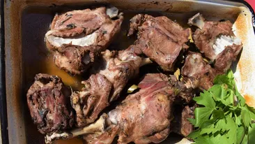 Mai este bună friptura de miel, dacă a stat 3 zile în frigider? După cât timp trebuie aruncată, de fapt