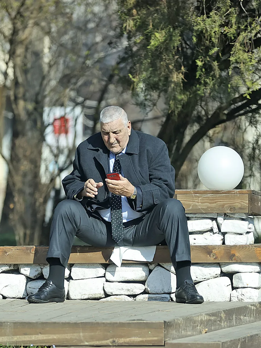 Rică Răducanu face injecții care ăl costă mai mult decât pensia de 2.200 de lei.