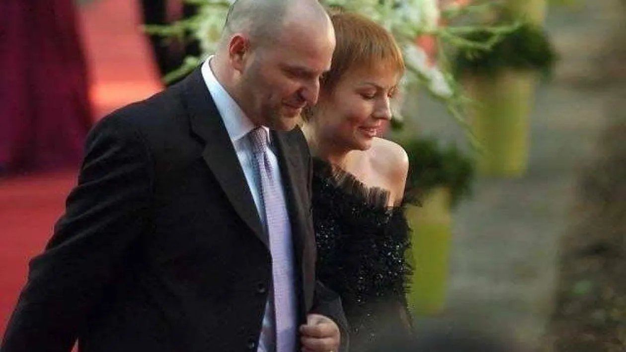 Dan Capatos e cunoscut de o ţară întreagă, dar cum arată soţia lui? Monica, apariţie de senzaţie la botezul fiicei Alessandrei Stoicescu