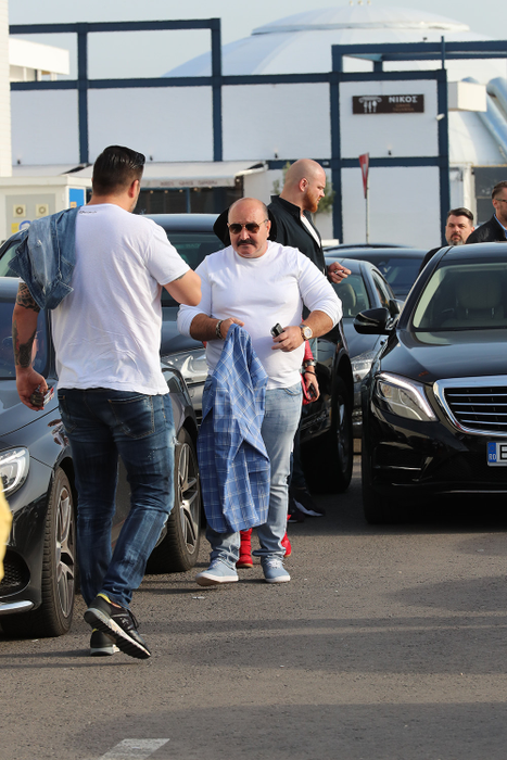 Nuţu nu a lăsat jos ceasul, cât timp a stat pe plajă şi în apă