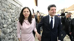 Câți lei costă rochia pe care Mirabela Grădinaru, partenera lui Nicușor Dan, a purtat-o în ziua votului. E brand românesc!