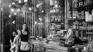 O chelneriță a primit un bacșiș de 2.000 de dolari! Cine este bărbatul care a făcut acest gest