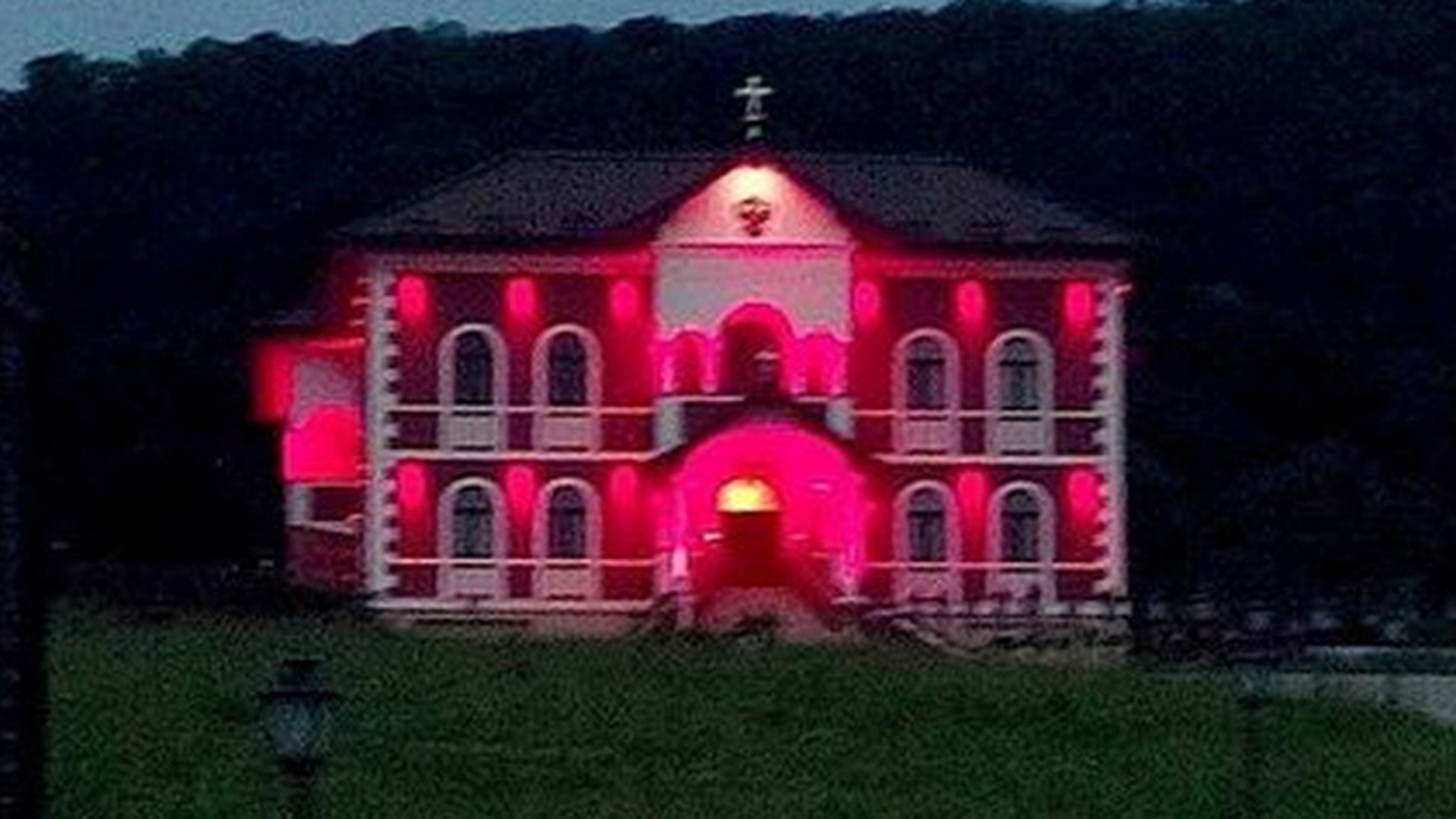 Am trait s-o vedem si pe asta! Cum a ajuns o episcopie din Ardeal sa arate ca o discoteca!