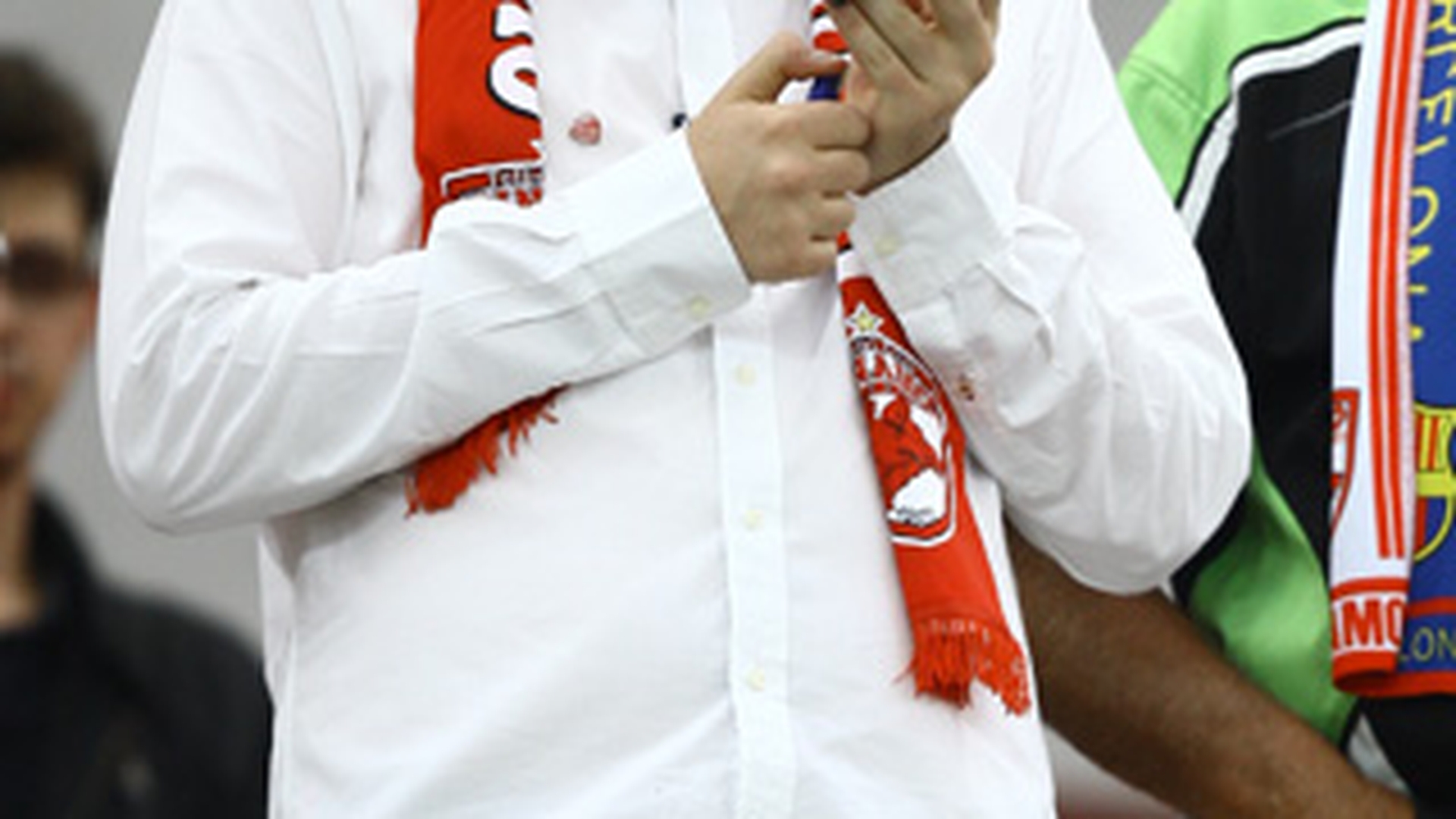 Fumuri de copil de bani gata -  Borcea a avut o sosie pe National Arena: fiul milionarului Viorel Micula s-a imbracat in alb-rosu si a pufait trabuc!