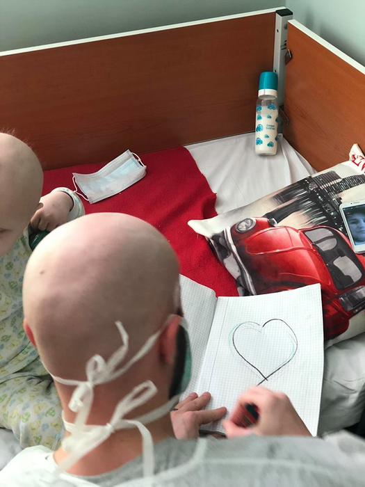 Codin Maticiuc și Mihai Bendeac au vizitat copiii bolnavi de cancer dintr-un spital: „De la doi păcătoși, acum, în Săptămâna Mare transmitem sănătate”