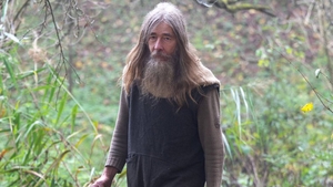 Din anul 1980, bărbatul din imagine trăiește în pădure, fără apă sau curent electric. Ce mănâncă și din ce face bani