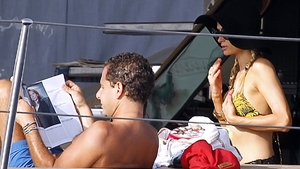 Paris Hilton citeste revistele altora