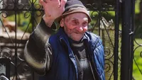 Lecția de viață dăruită de Moș Loghin, un fost veteran de război din comuna Fărău, județul Alba. La 102 ani, bătrânul și-a recăpătat vederea