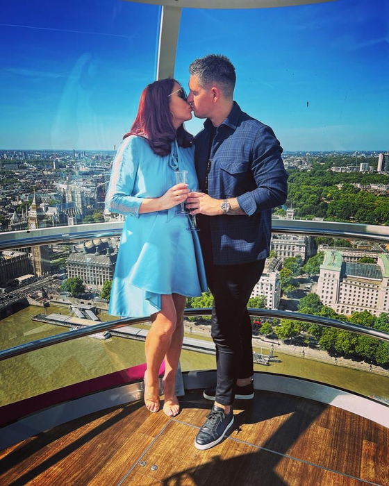 Surpriză de proporții pentru fanii lui Amy Childs! Vedeta este însărcinată pentru a treaia oară