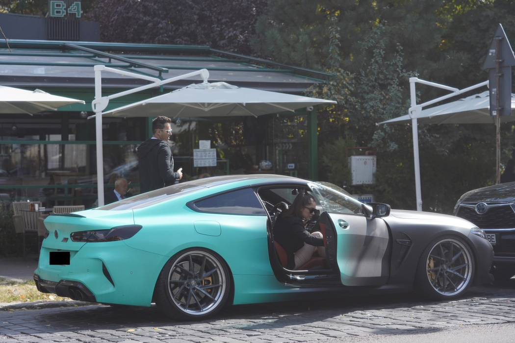Alina Maria Rugină se dă jos din BMW M8