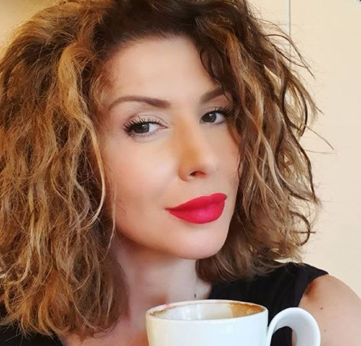 Carmen Brumă, surprinsă topless şi cu bikini minusculi pe marginea unei piscine! Ce i-a reproşat o profesoară pe Facebook