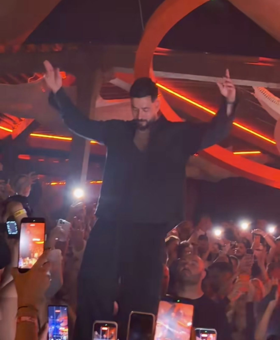 Mahmut Orhan a împărțit sarmale la Nuba! Cel mai viral DJ al momentului a făcut show în Mamaia!