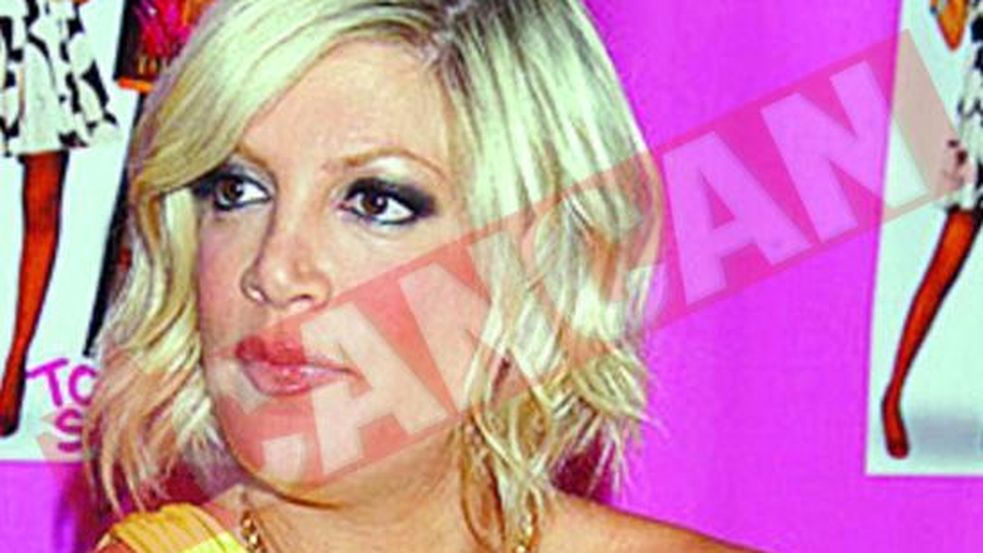 Uite ce jalnic arata Tori Spelling!