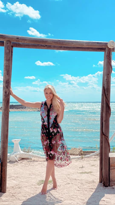 Andreea Ibacka, surprinsă în poziții HOT pe placa de surf! Gestul făcut de Cabral în timp ce soția lui avea un costum de baie decoltat