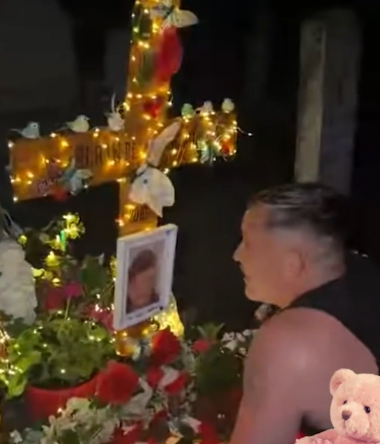 Tată lui Mario Berinde, la mormântul fiului său/ sursă foto: TikTok