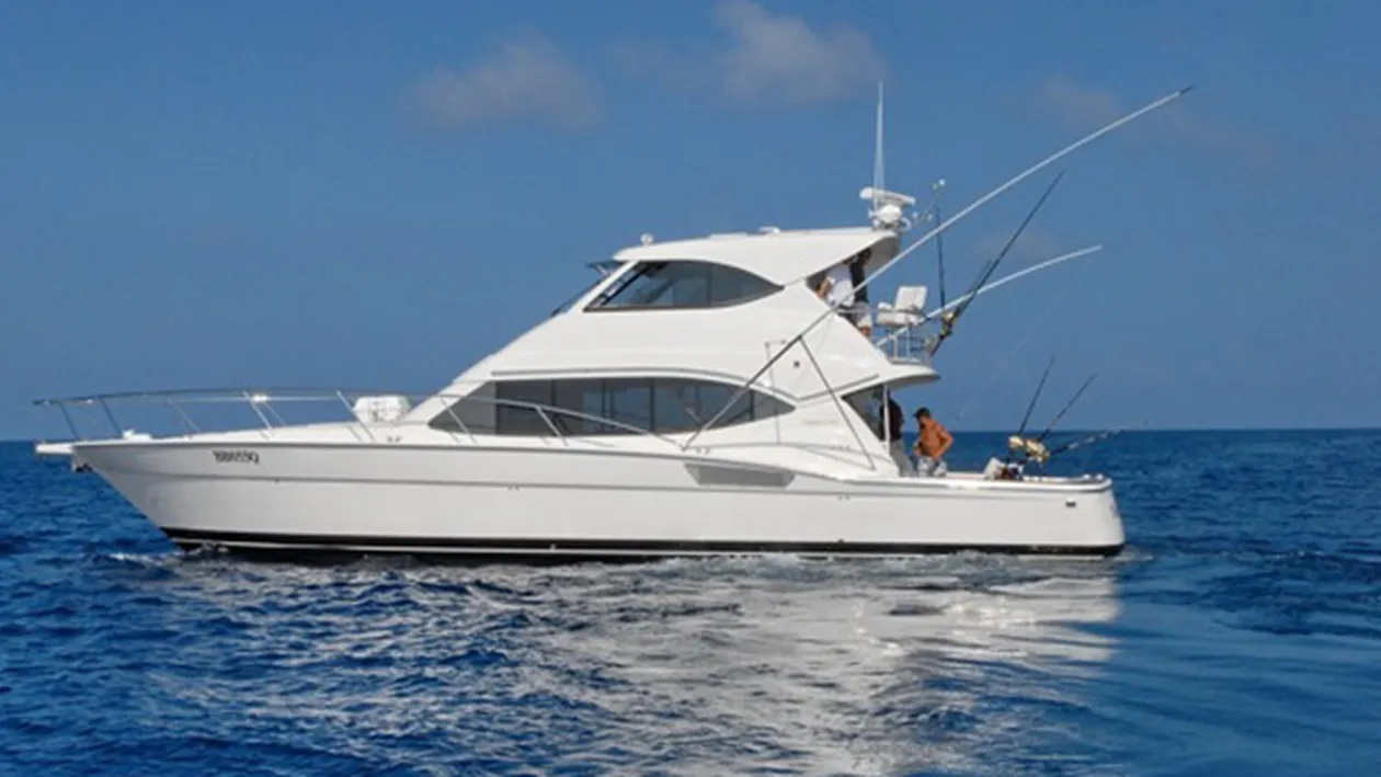 Iaht a eşuat la Constanţa! Un neamţ a ratat intrarea în port şi s-a izbit de stânci. Ambarcaţiunea, suspendată pe dig