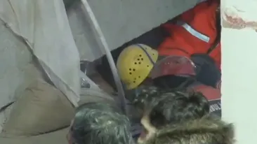 Un alt miracol în Istanbul! Un adolescent a fost scos în viaţă de sub ruinele blocului prăbuşit în urmă cu două zile