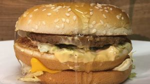 Iată ce se întâmplă atunci când torni acid sulfuric pe un Big Mac. Rezultatul experimentului e unul contrar aşteptărilor, iar imaginile au devenit virale