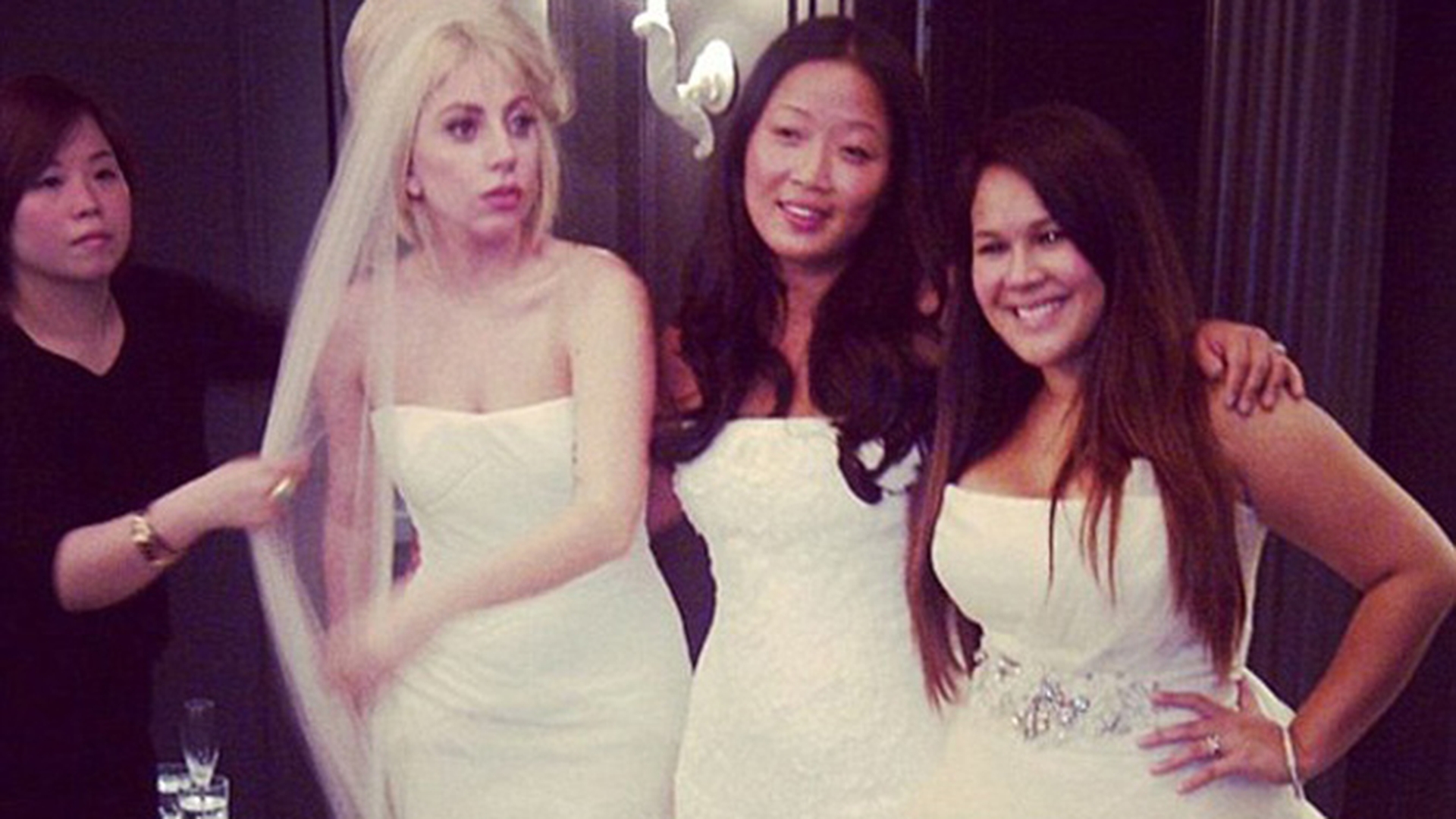 Lady GaGa, asa cum nu te asteptai s-o vezi prea curand: in rochie de mireasa! Se face fata de casa?