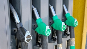 Când se vor reduce accizele la carburanți în luna august. Cât costă un litru de motorină sau benzină acum
