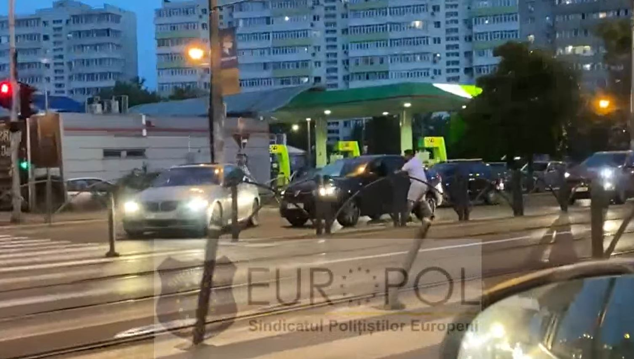 Șoferul unui Logan, bătut în trafic de bărbat care conduce un BMW. Atacatorul s-a năpustit asupra lui cu o crosă de golf, iar iubita a lovit cu picioarele mașina victimei | VIDEO