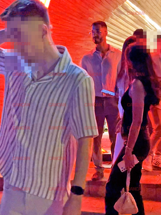 Tânărul a petrecut seara cu doua domnite