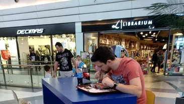 A observat zilnic un tânăr care lua masa într-un mall din Bucureşti. Deşi venea mereu singur, bărbatul atârna de spătarul scaunului haina unei femei. Şi-a făcut curaj şi l-a întrebat ce e cu el şi de ce face asta în fiecare zi! E cutremurător ce răspuns a primit