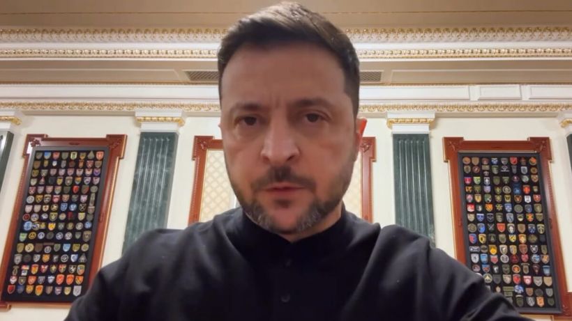 Moment bizar în timpul unui monolog oferit de Volodimir Zelensky. Ceva alb îi cade din nas, în timp ce vorbește