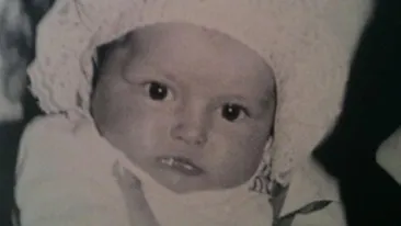 Ghici cine e vedeta din imagine! Acum este o cantareata de succes si a devenit mamica