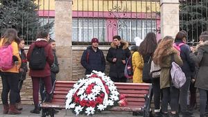 Elena, adolescenta de 15 ani sugrumată și otrăvită de propriul tată, a fost înmormântată. Gestul făcut de colegii ei. FOTO