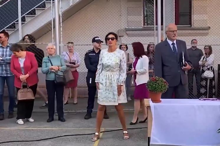 Carmen Iohannis a atras toate privirile în prima zi de școală/ sursă foto: captură video Mesageruldesibiu
