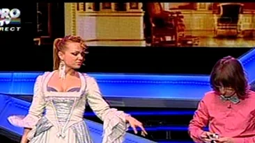 VIDEO Incredibil! A rezolvat in timp record 6 cuburi rubik cu o viteza incredibila, doar cu o mana si legat la ochi!