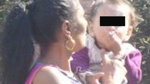 IMAGINI SOCANTE Ce pedeapsa i-ai da? O constanteanca isi obliga copilul de doar cateva luni sa fumeze! Bebelusul trage din tigara ca din biberon!
