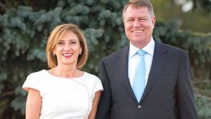 În spatele zâmbetului, Carmen Iohannis ascunde o viață grea. Dramele pe care le-a trăit prima doamnă