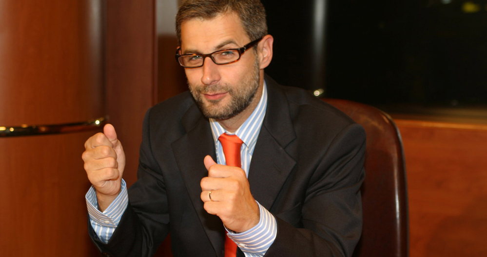 Radu Moraru se descurcă cum poate ca să producă bani pentru finanţarea televiziunii sale