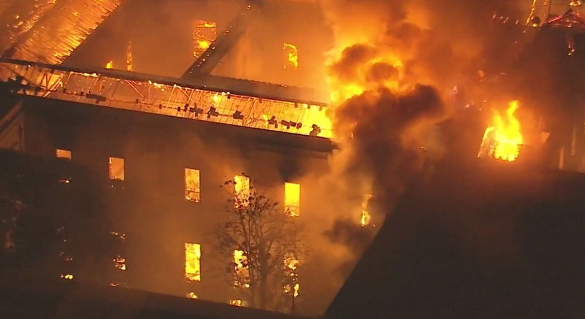 Incendiu violent la Muzeul Național din Rio de Janeiro. Colecţia de 20 de milioane de obiecte, posibil distrusă complet