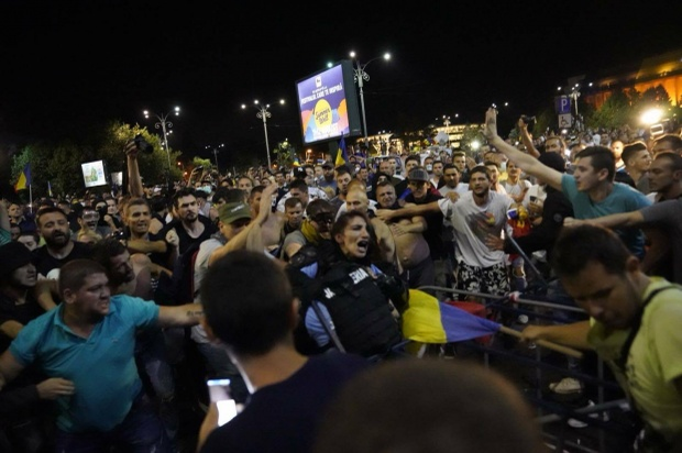 Știrea momentului despre jandarmerița bătuta de huligani în Piața Victoriei. S-a întâmplat în urmă cu puțin timp