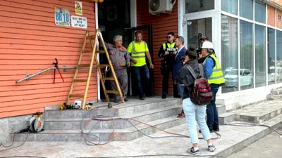 FOTO. Locatarii blocului lovit de o dronă se întorc acasă