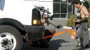 INCREDIBIL! Trage un camion cu pensiul